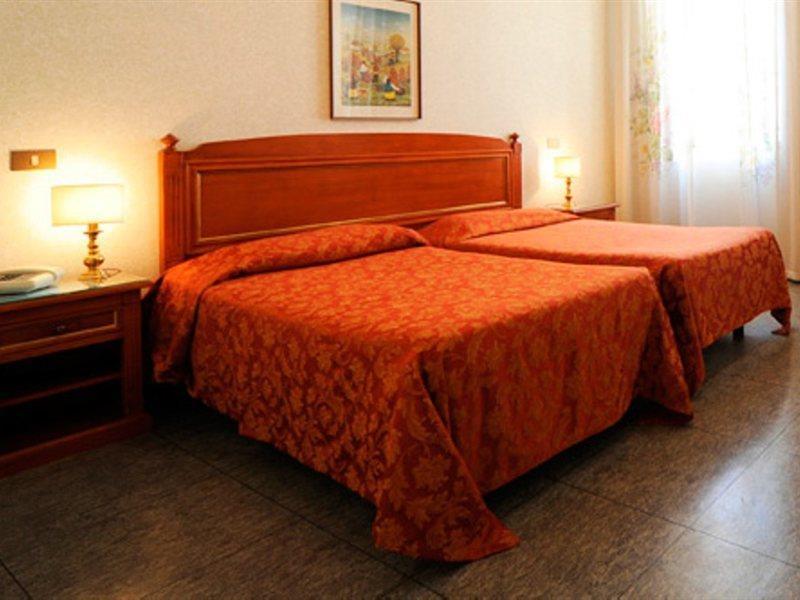 B&B Hotel Trieste Bagian luar foto